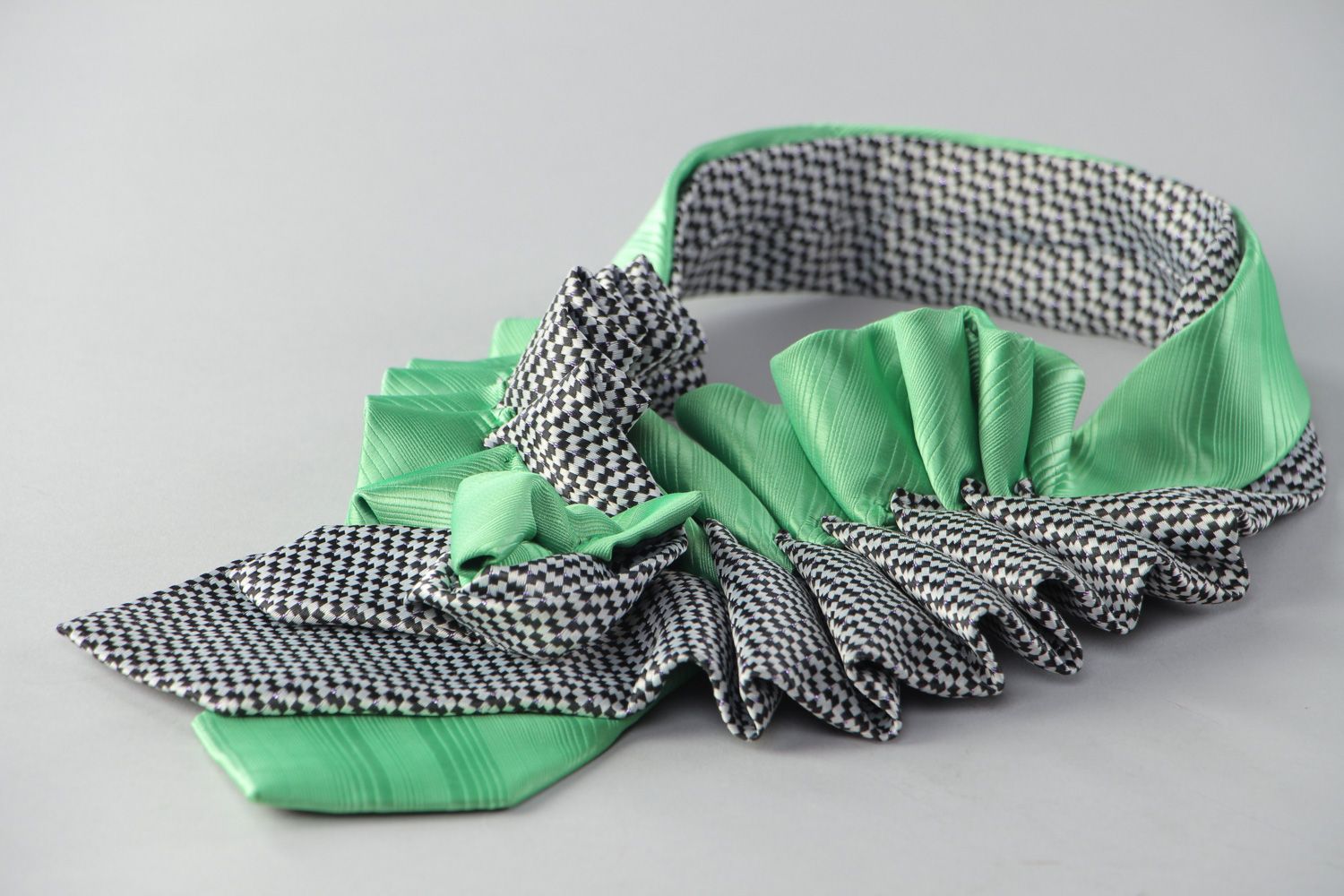 Handgemachtes originelles Krawatten Collier aus Satin und Seide Kragen foto 3
