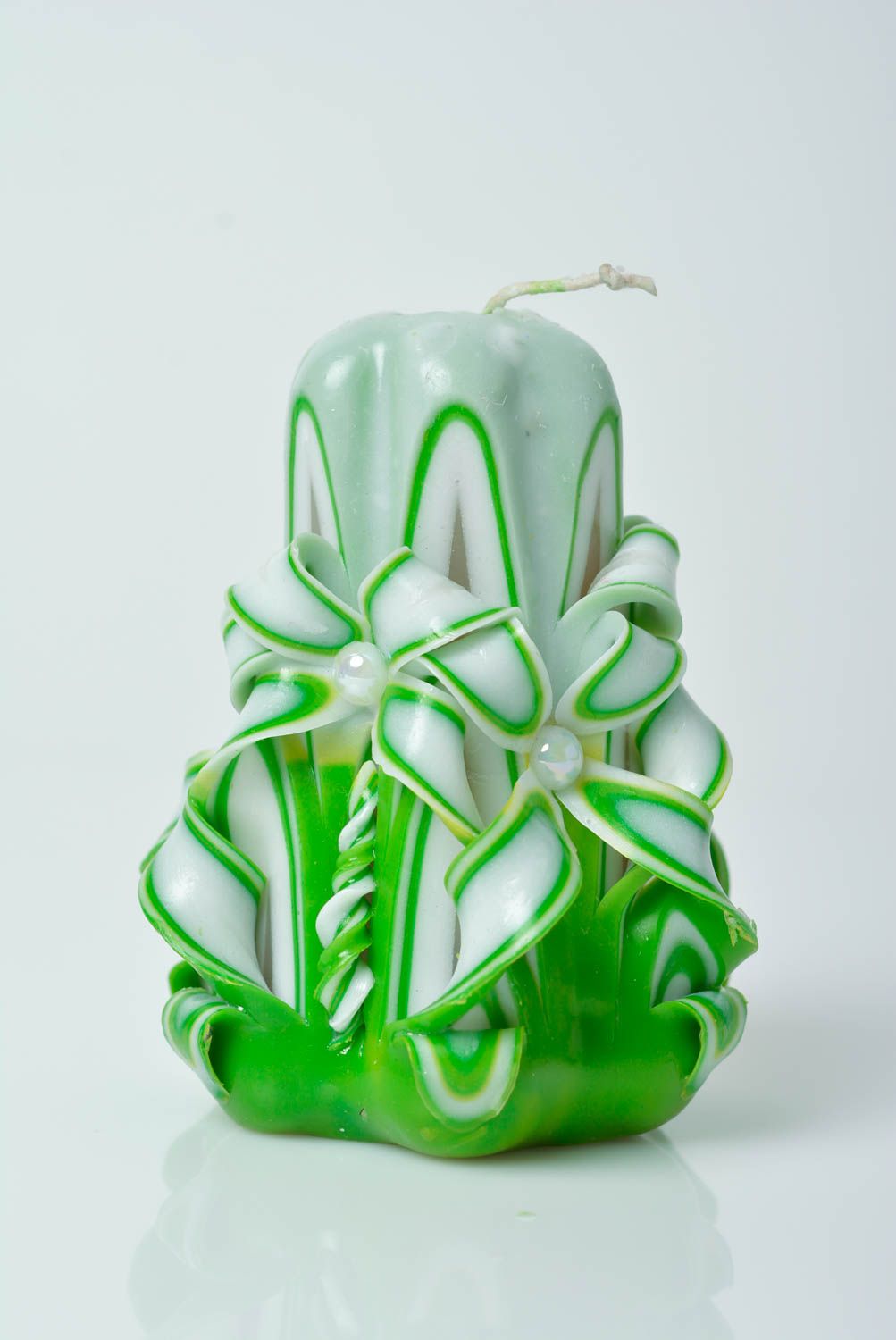 Парафиновая свеча ручной работы декорированная в технике ручной резьбы зеленая фото 1