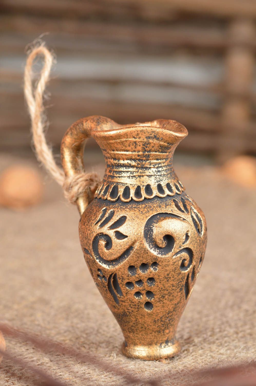 Декоративный глиняный кувшин маленький подвеска с петелькой ручной работы  фото 1