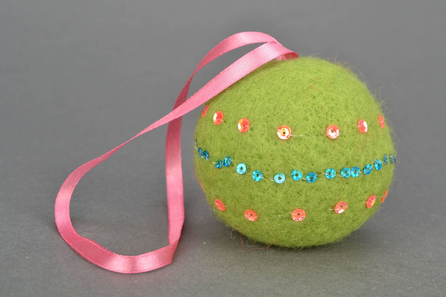 Green wool felted Christmas ball photo 1