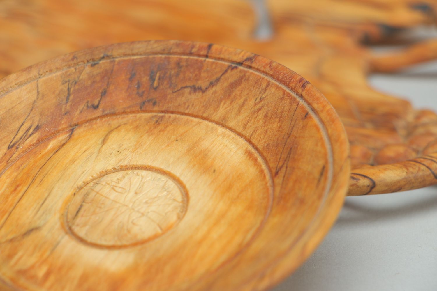 Деревянный набор посуды резной декоративный на подносе на 6 персон фото 3