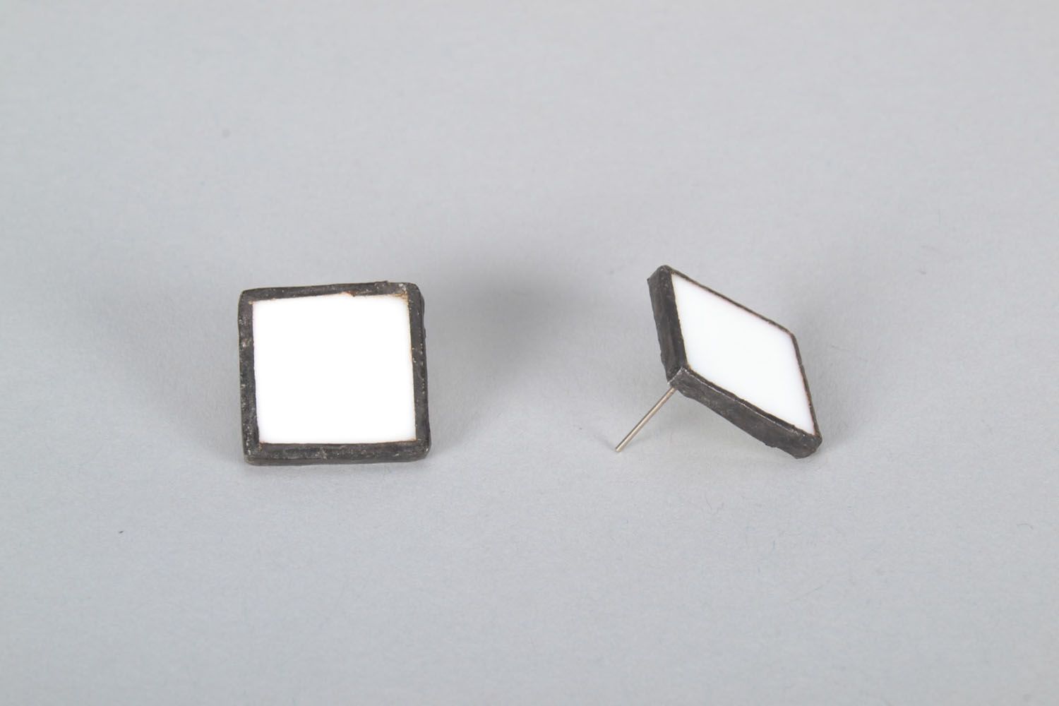 Diamond-shaped glass stud earrings photo 4