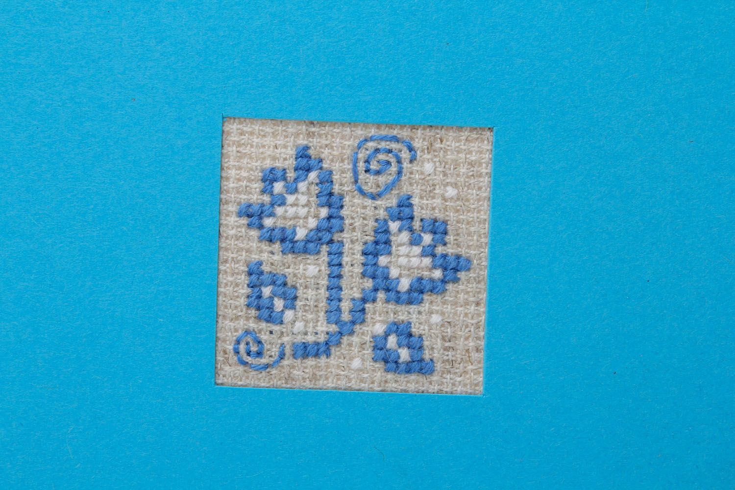 Blaue Grußkarte mit Stickerei Blume foto 3