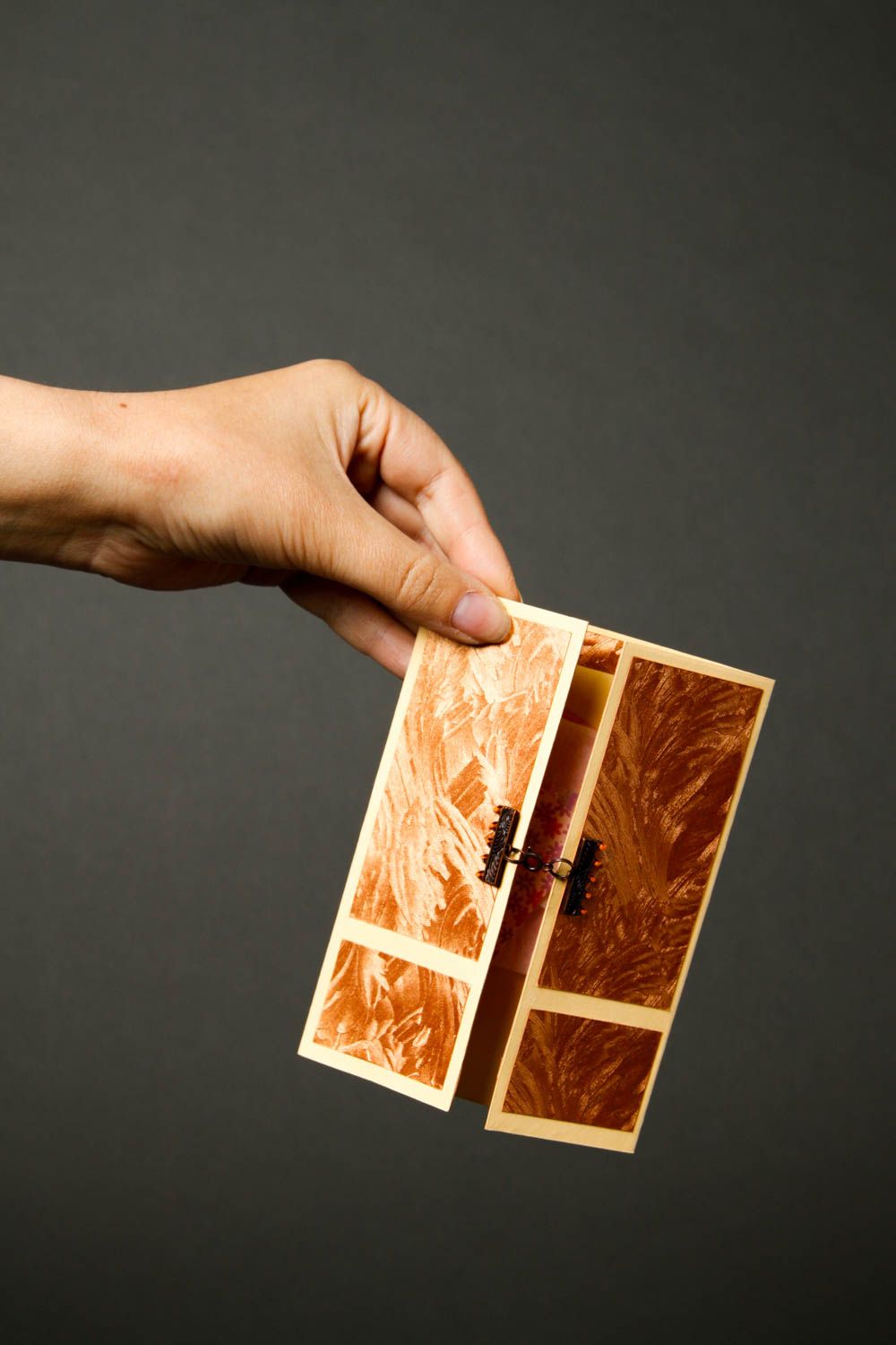 Cartolina d auguri fatta a mano a forma di scaffale oggetto originale 
 foto 2