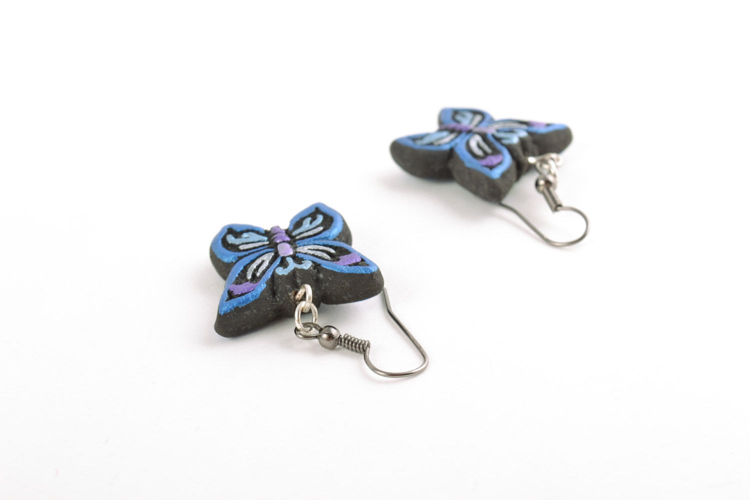 Petites boucles d'oreilles en céramique peintes noir-bleu faites main papillons photo 4