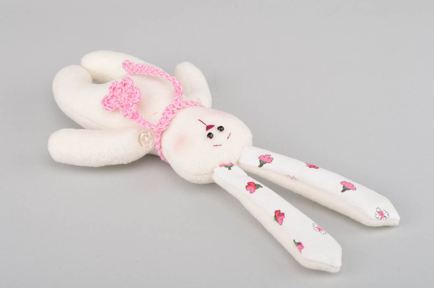 Небольшой игрушечный заяц из флиса и хлопка белый для детей ручной работы фото 2