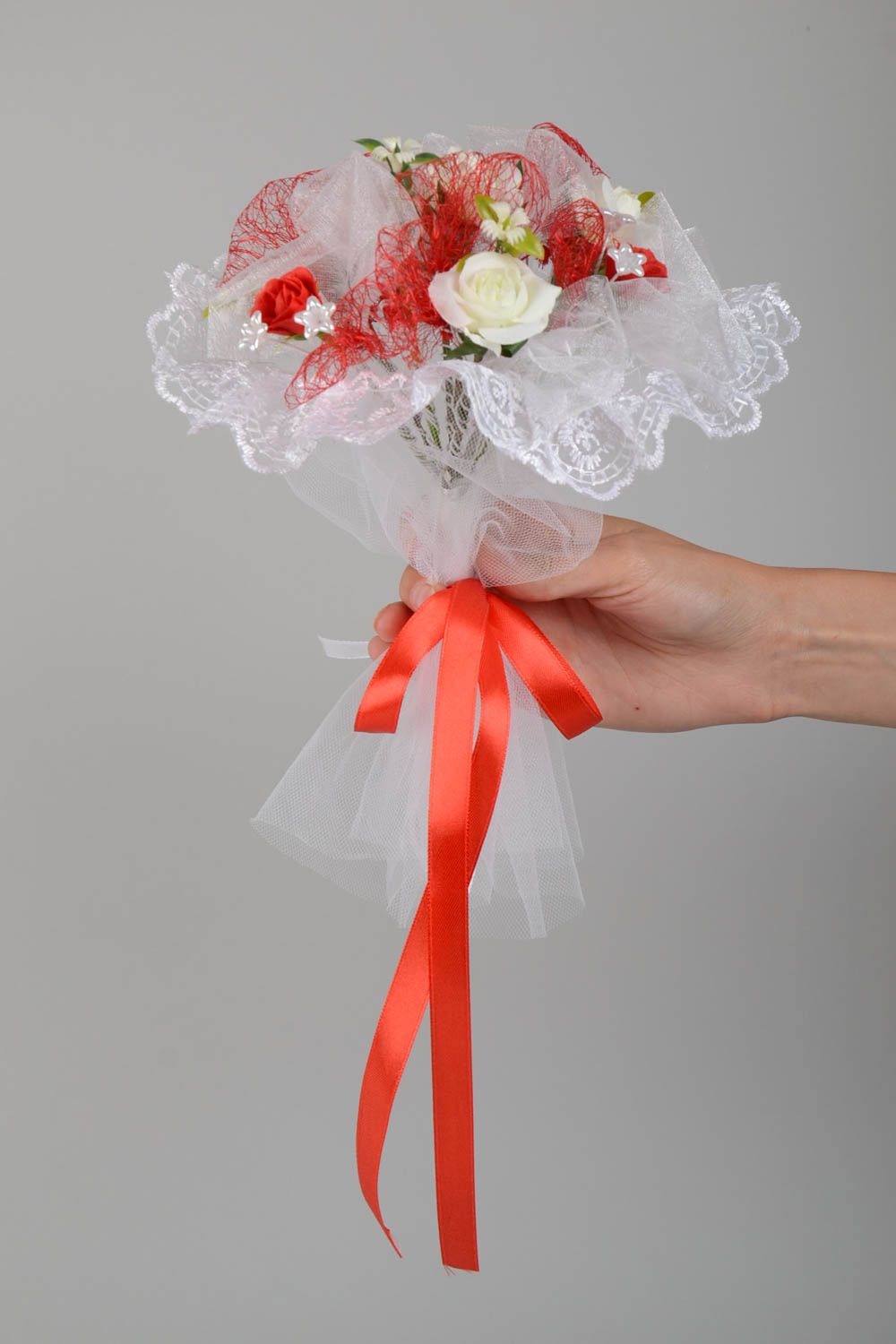 Weiß roter Hochzeit Blumenstrauß aus Atlasbändern schön Künstler Handarbeit foto 5