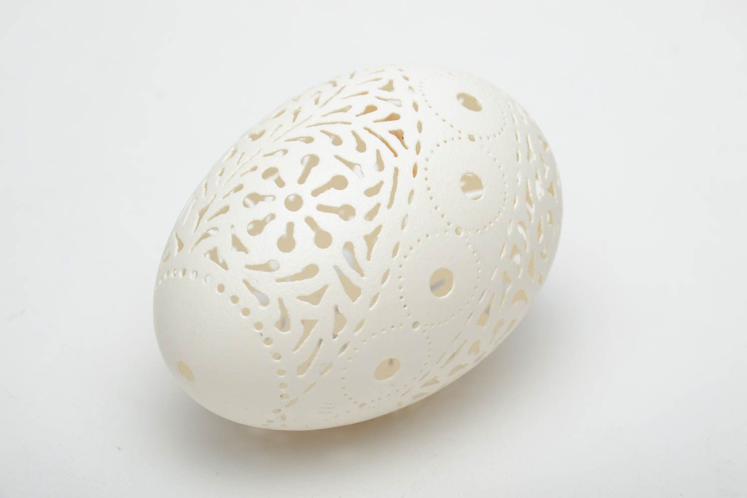 Engraved goose egg with floral motives photo 3