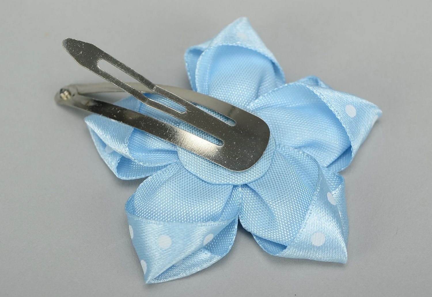 Horquilla decorativa Flor azul de raso y base de metal  foto 2