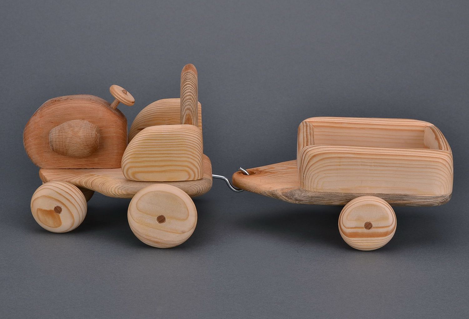 Figurilla de madera en forma de tractor con remolque foto 2