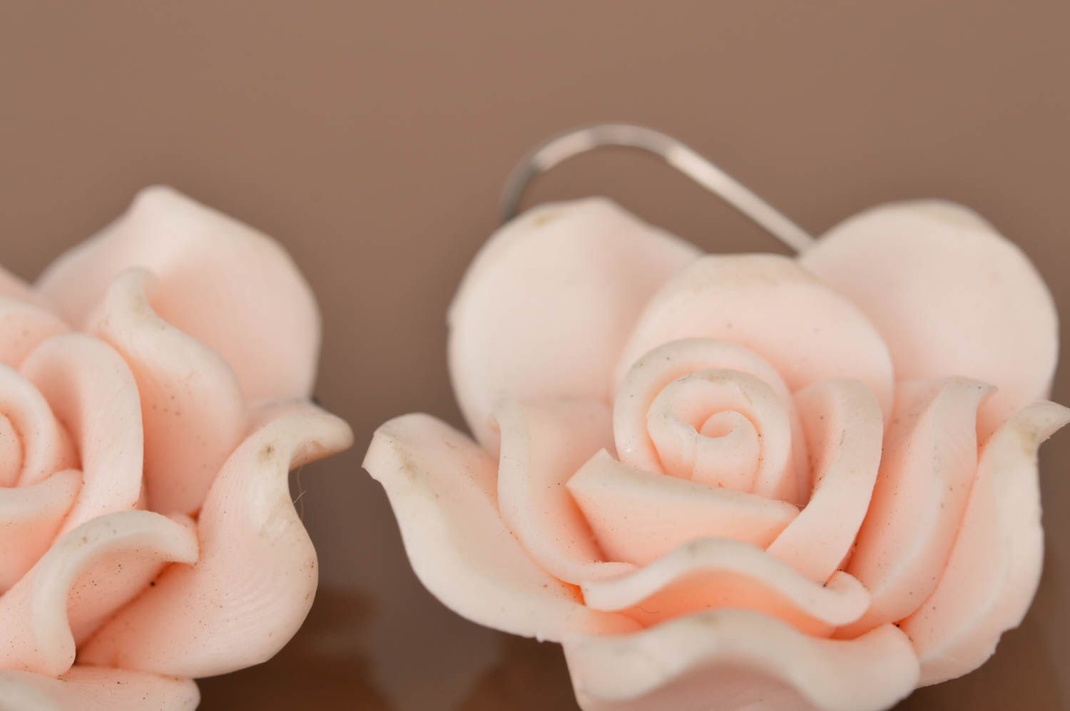Boucles d'oreilles pendantes Bijou fait main roses clair Accessoire femme design photo 3
