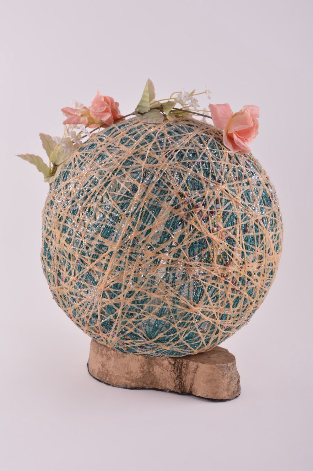 Adorno casero hecho a mano esfera decorativa en soporte decoración de interior  foto 2