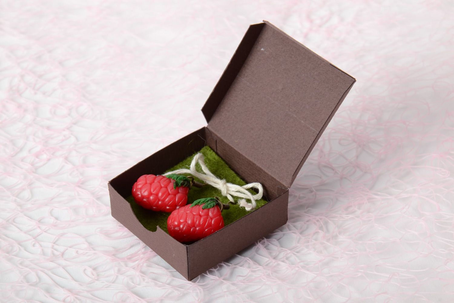 Boucles d'oreilles pendantes en pâte polymère faites main avec boîte Framboises photo 1