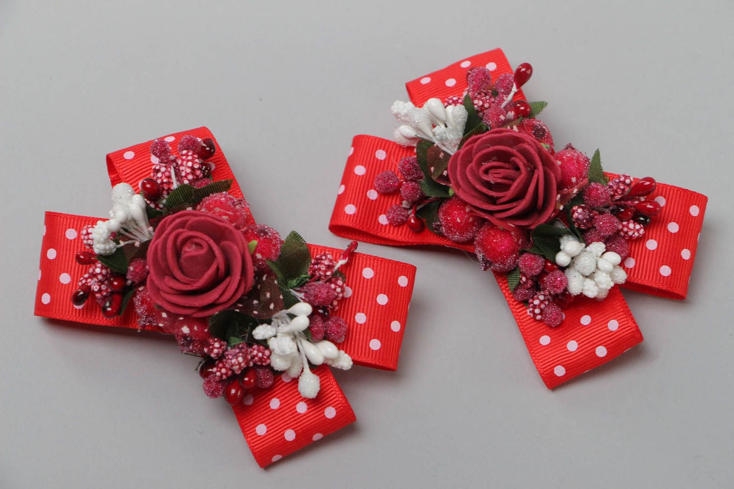 Set of 2 handmade hair bands with small rep ribbon bows and flowers of red color photo 2
