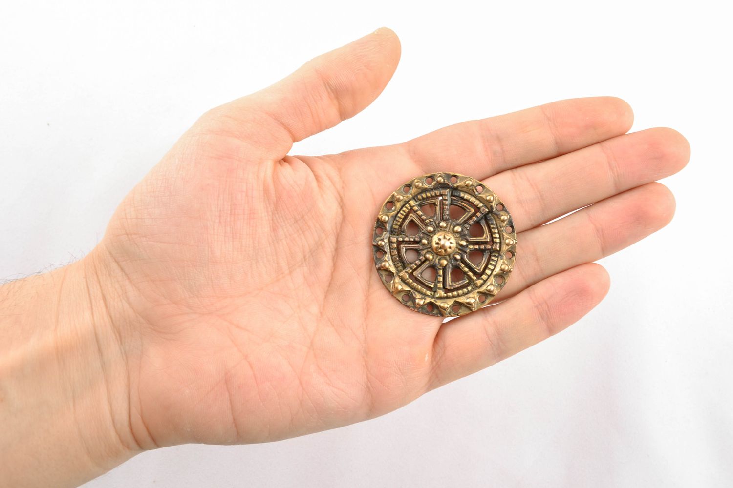 Amuleto zgard fatto a mano a forma rotonda di bronza accessorio originale 
 foto 1