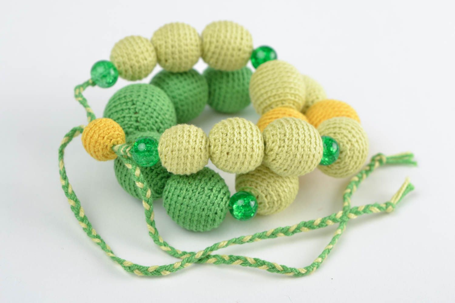 Collier en perles de bois recouvertes de fils de coton vert et jaune fait main photo 5