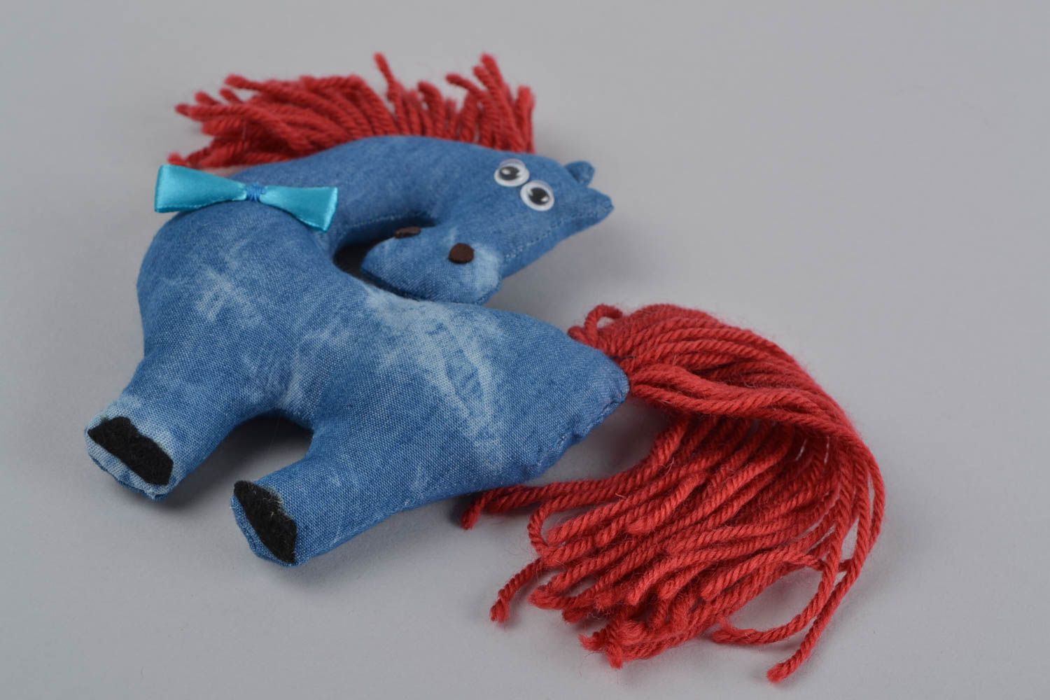 Jouet mou cheval bleu en tissu avec crinière et queue en fils petit fait main photo 2