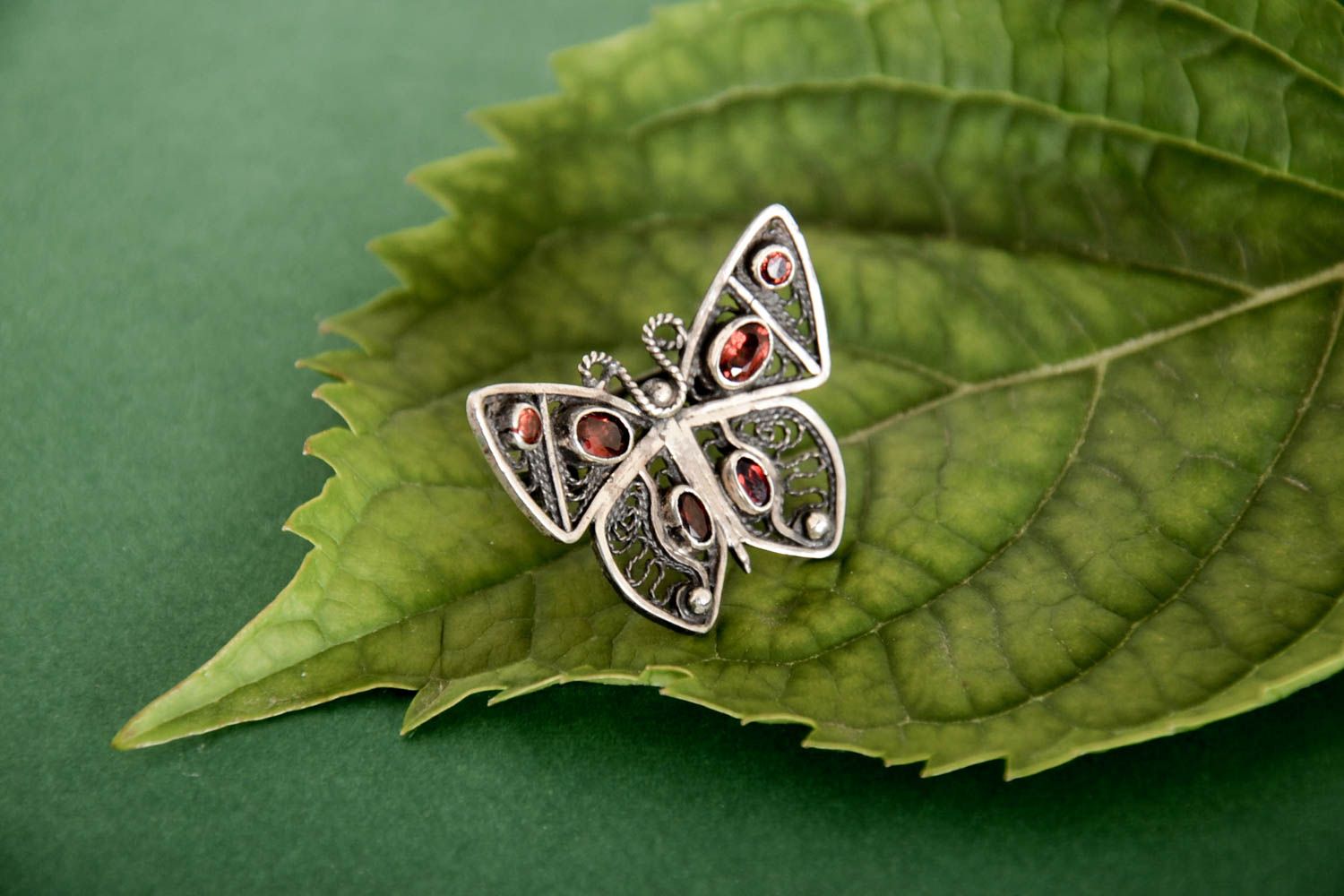 Серебряное кольцо ручной работы серебряное украшение женское кольцо с гранатом фото 1