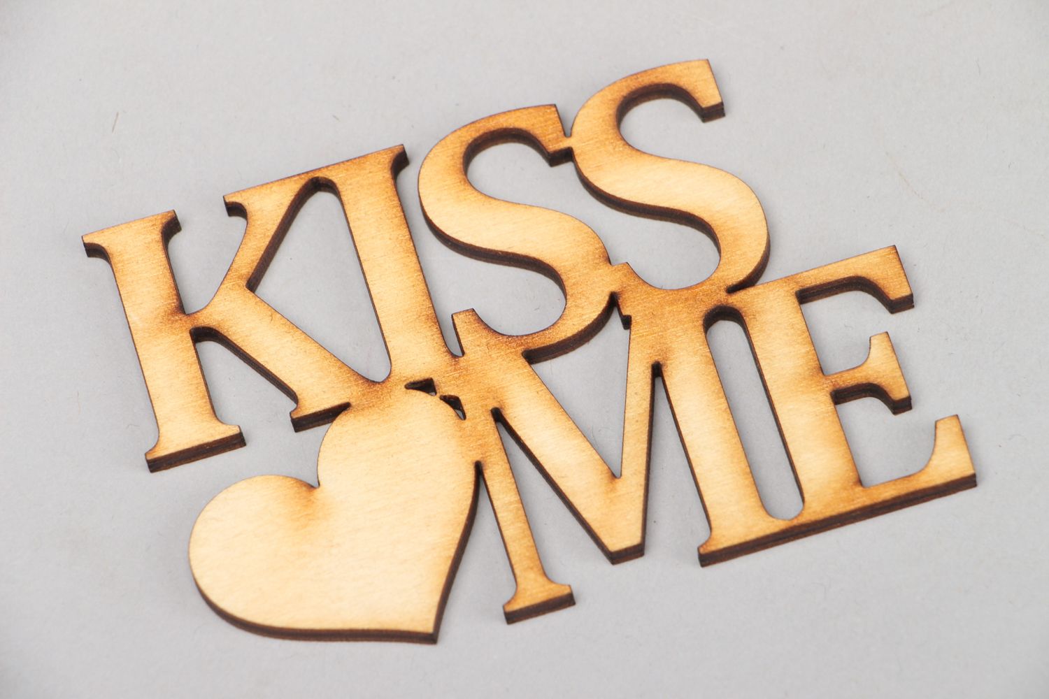Plywood chipboard lettering Kiss Me photo 1