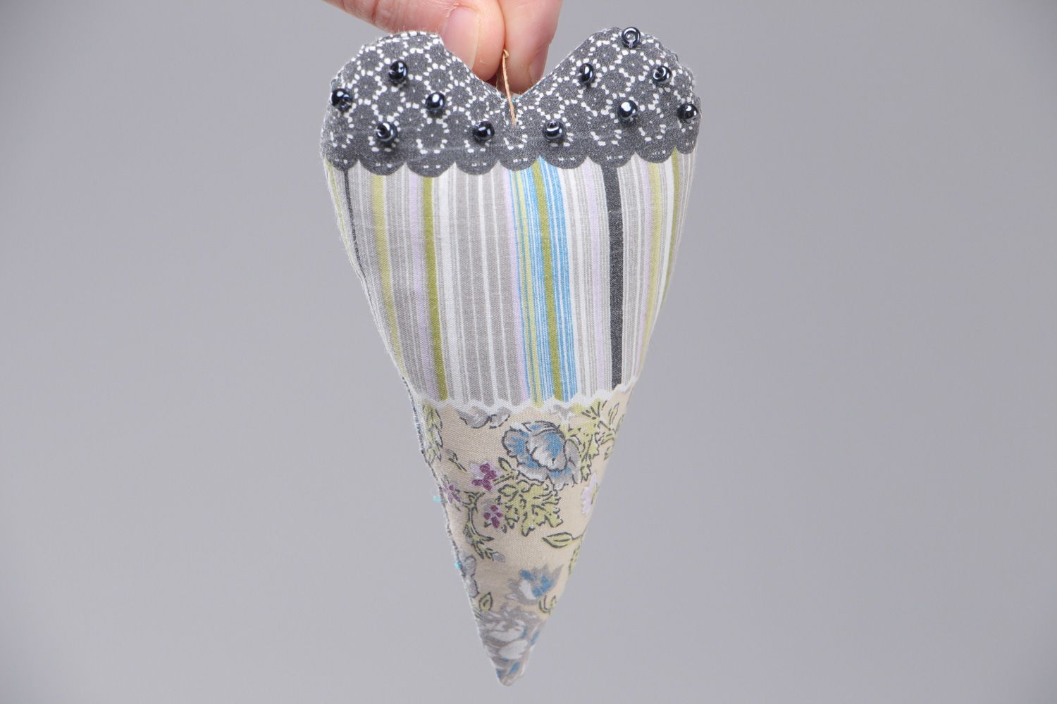 Décoration pendante en coton à rayures cœur gris décoré de perles de rocaille photo 4