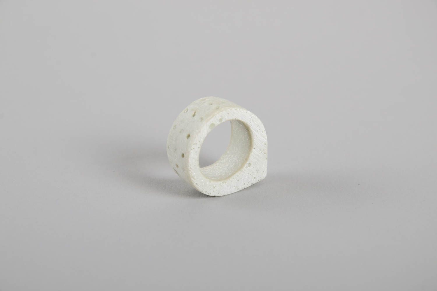 Кольцо ручной работы необычное кольцо из бетона белое красивое модное кольцо фото 3