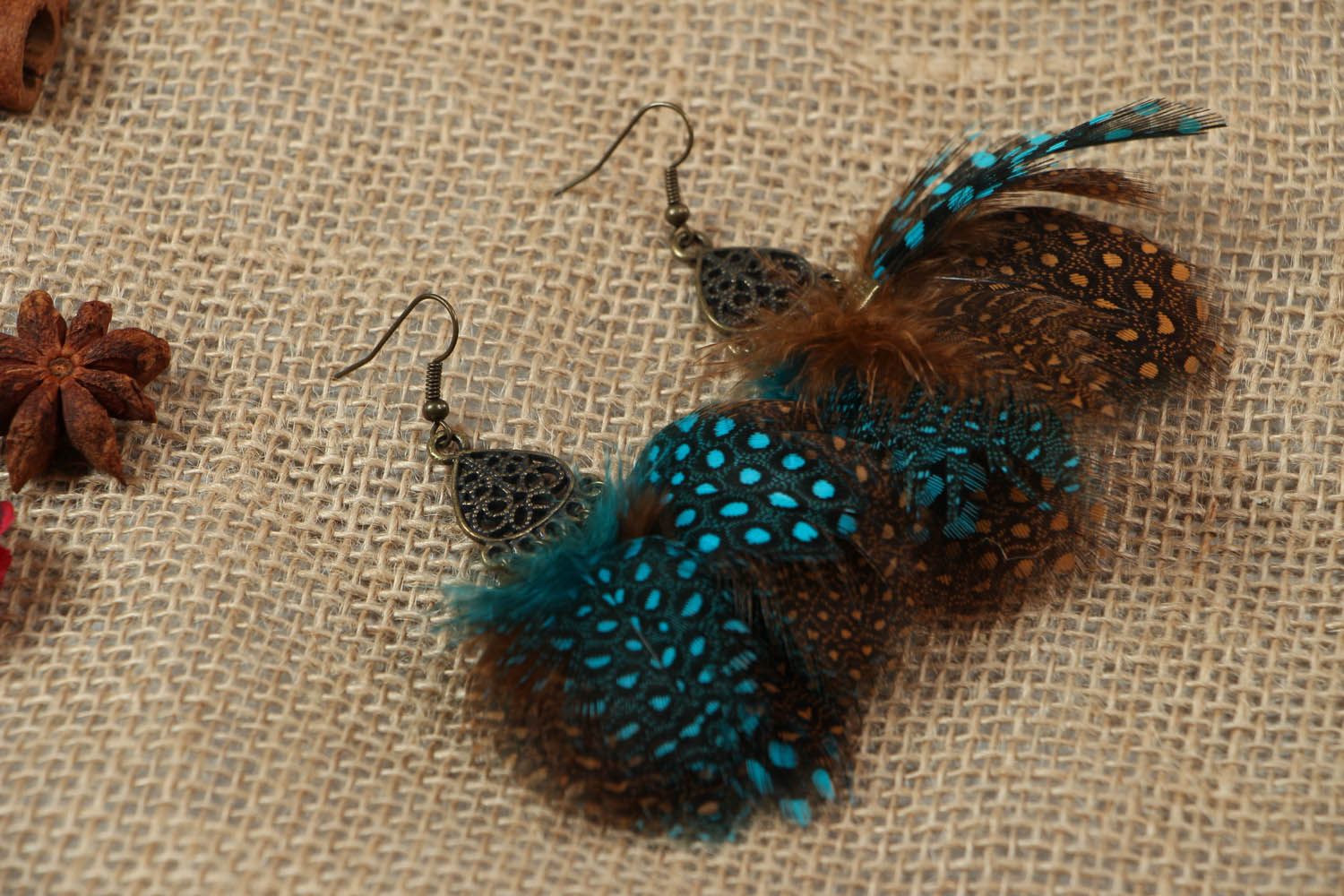 Boucles d'oreilles pendantes avec plumes de pintade photo 3