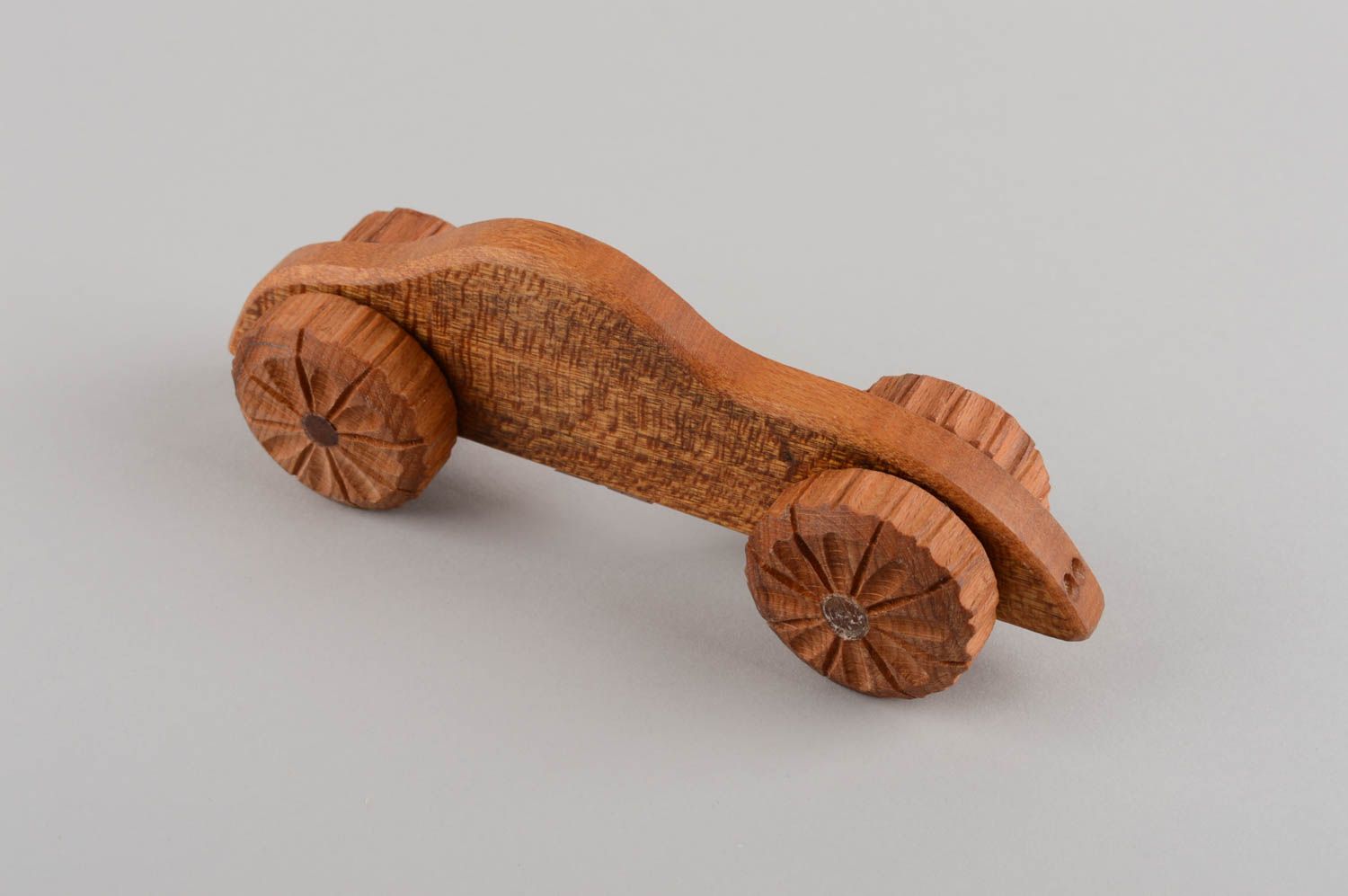 Ungewöhnliches exklusives öko reines handmade Spielzeugauto aus Holz in Braun foto 2