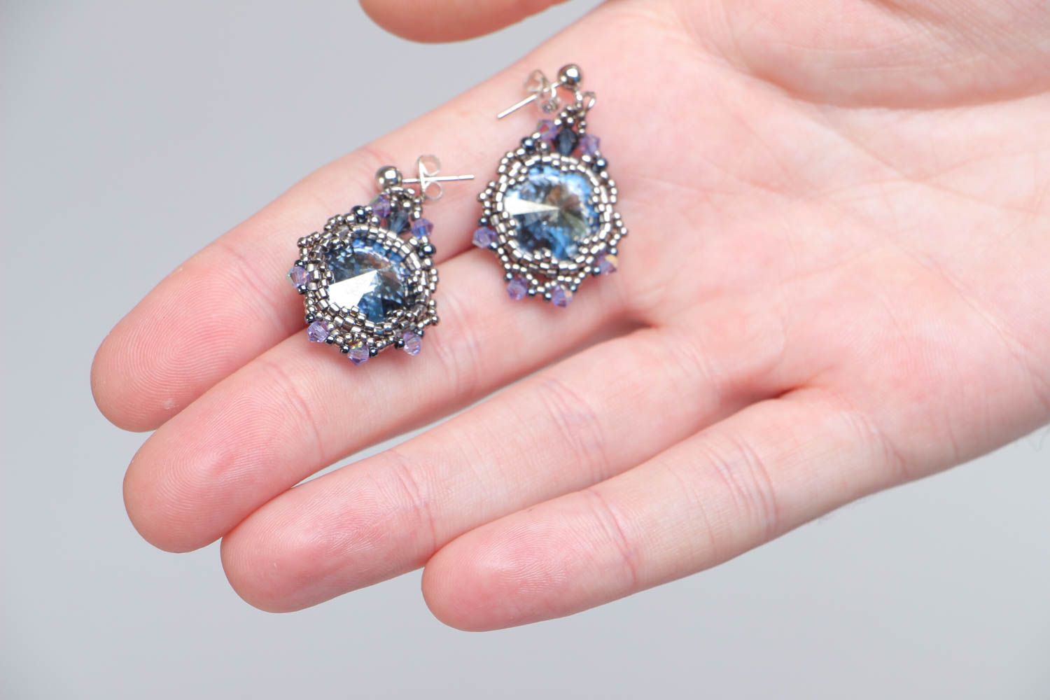 Boucles d'oreilles faites main en perles de rocailles avec cristal originales photo 5
