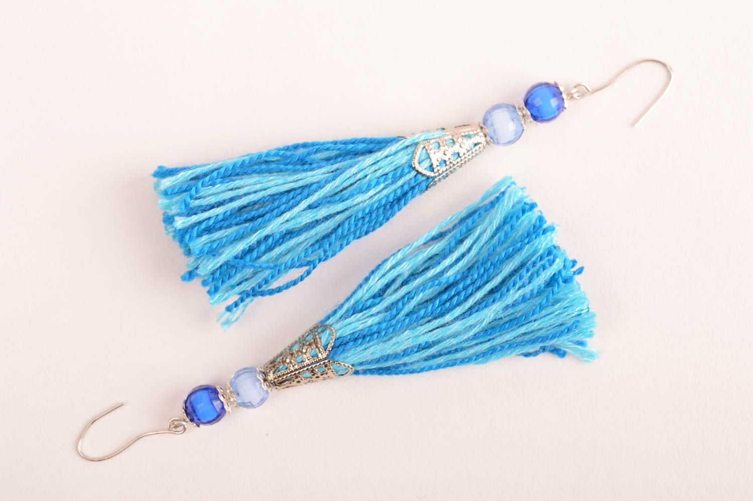 Серьги кисточки украшение ручной работы серьги из ниток голубые с подвесками фото 5