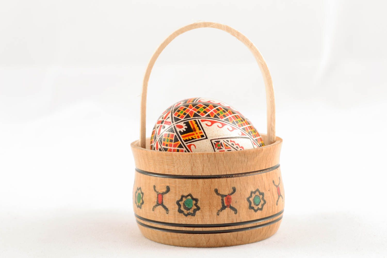 Œuf de Pâques dans panier fait main avec peinture dans le style ethnique  photo 4