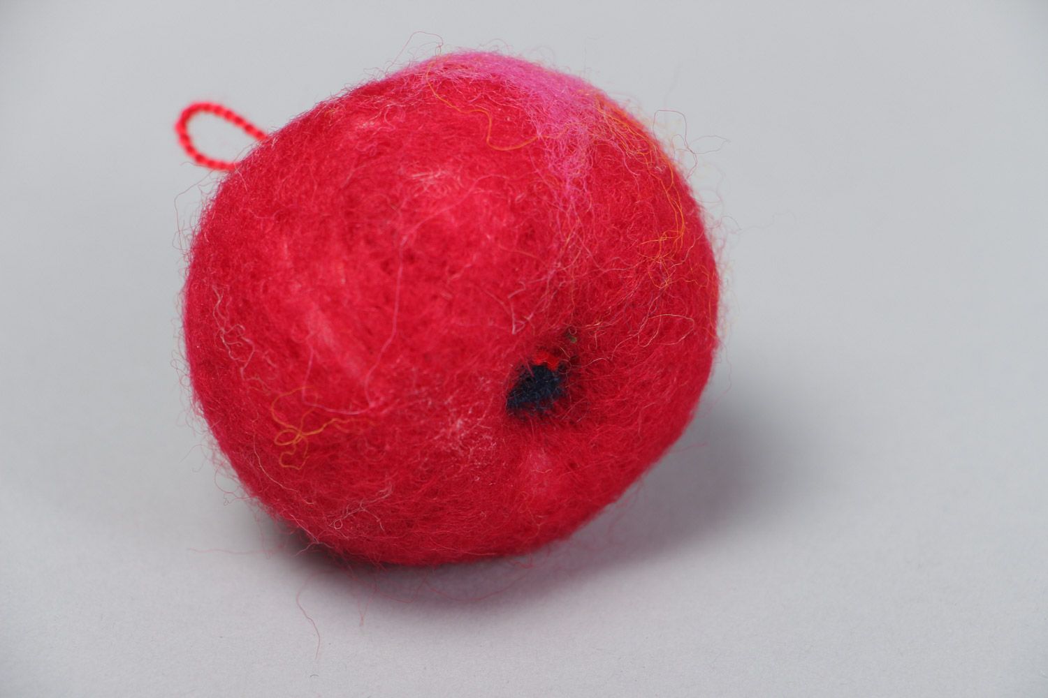 Jouet en laine feutrée fait main décoratif original pomme rouge à suspendre photo 4