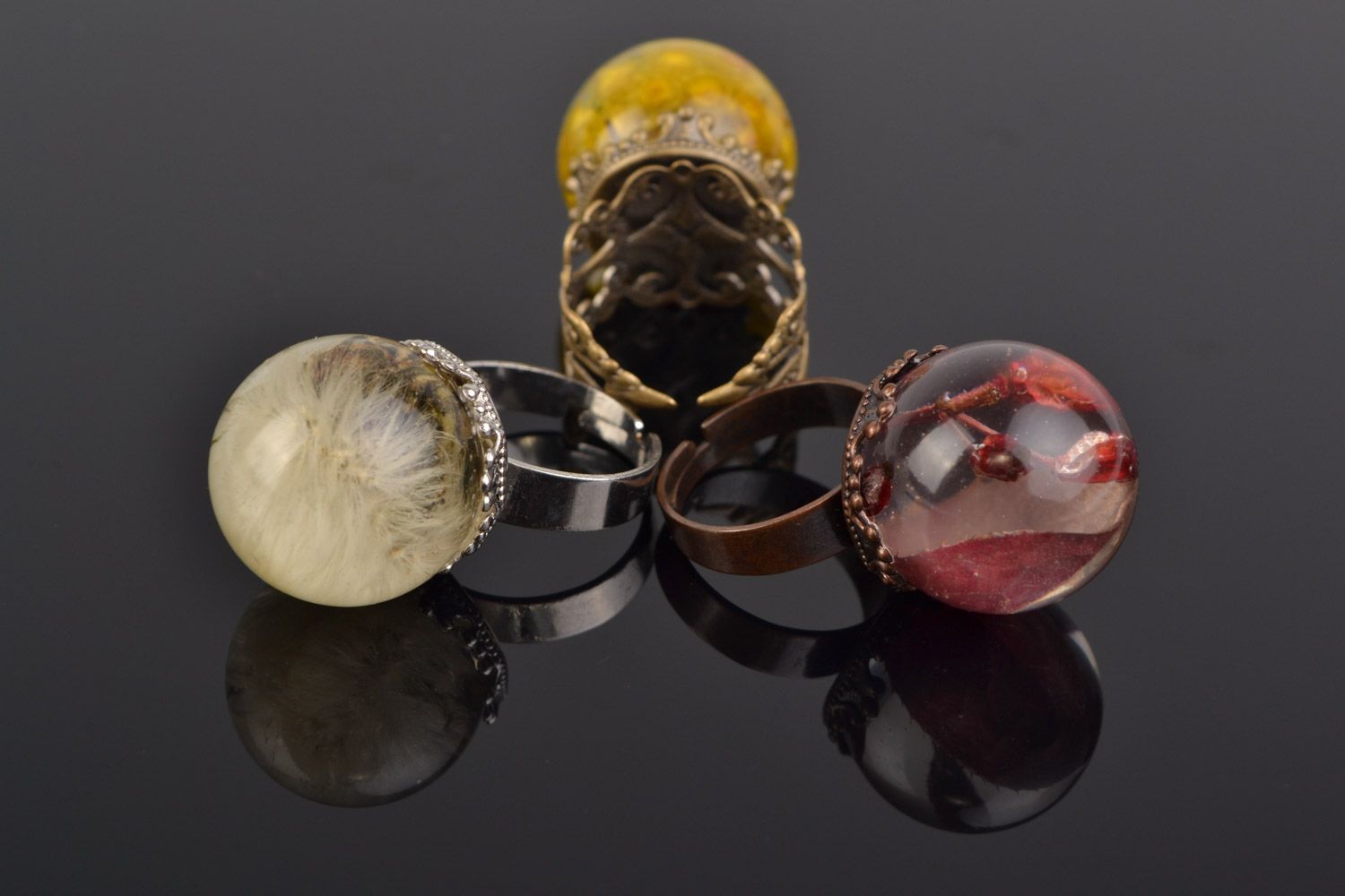 Set of handmade botanical rings with real flowers and berries coated with epoxy 3 items photo 3
