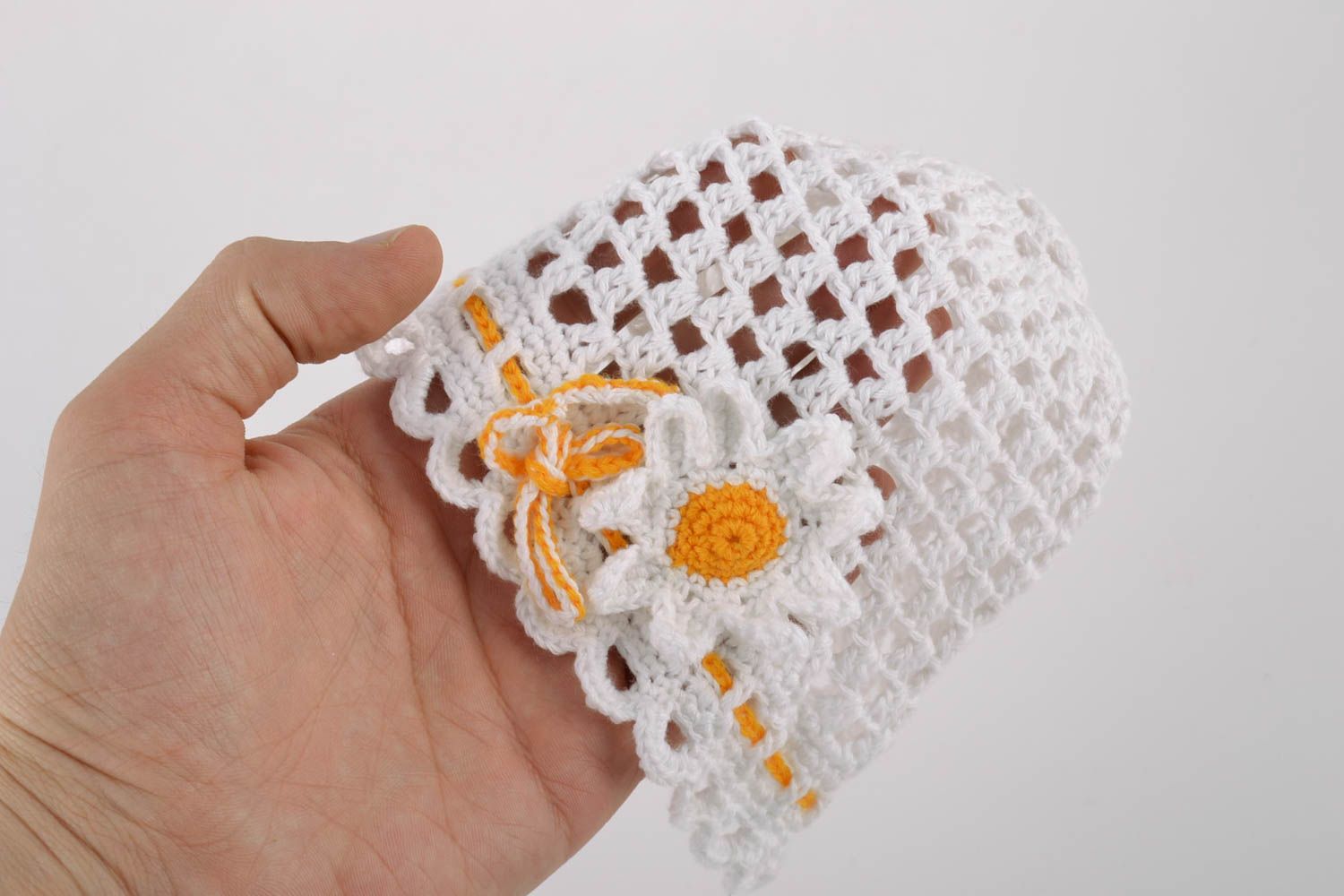 Gehäkelte Mütze in Weiß aus Baumwolle für Mädchen handmade mit Blumen Kamillen foto 3