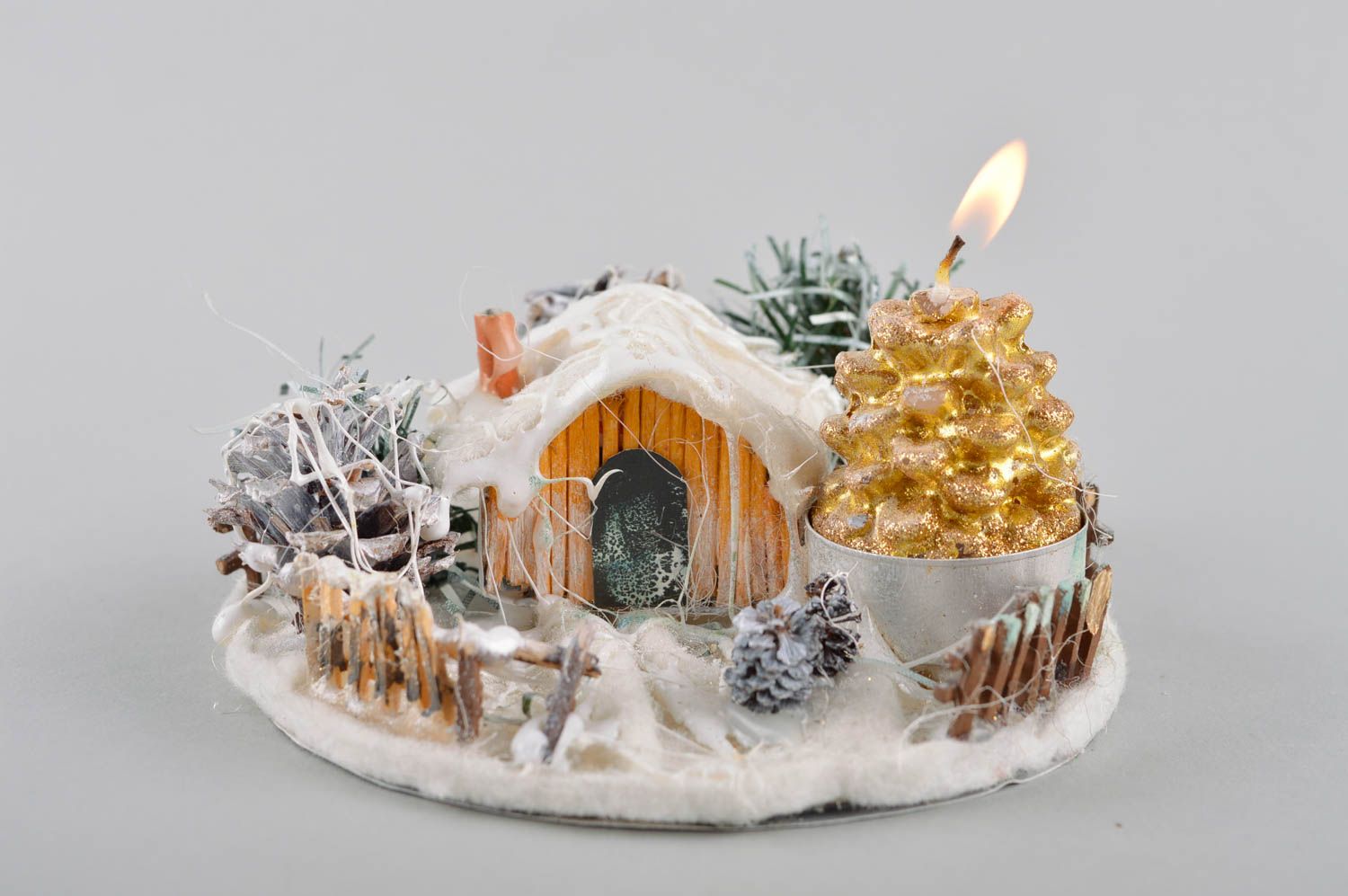 Свеча ручной работы свеча-фигурка в виде домика красивая свеча с шишкой фото 1