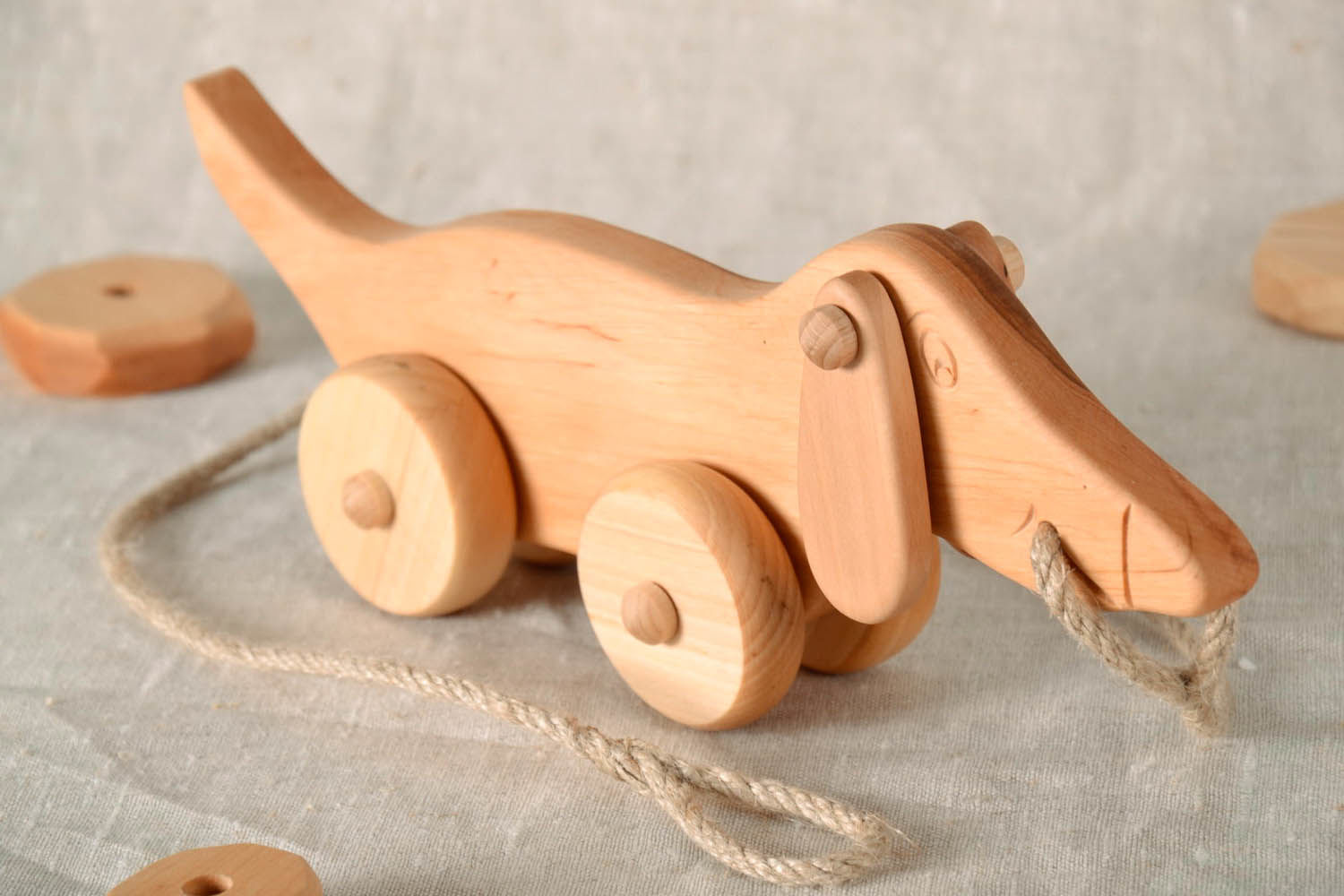 Деревянная игрушка-каталка Такса фото 1