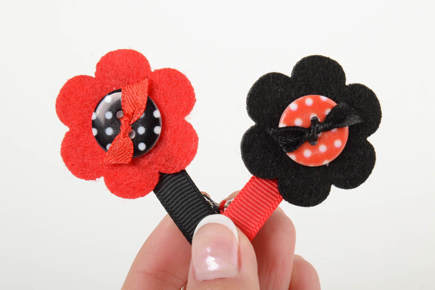 Set von Haarspangen für Mädchen in Form von Blumen rot und schwarz 2 Stück foto 5