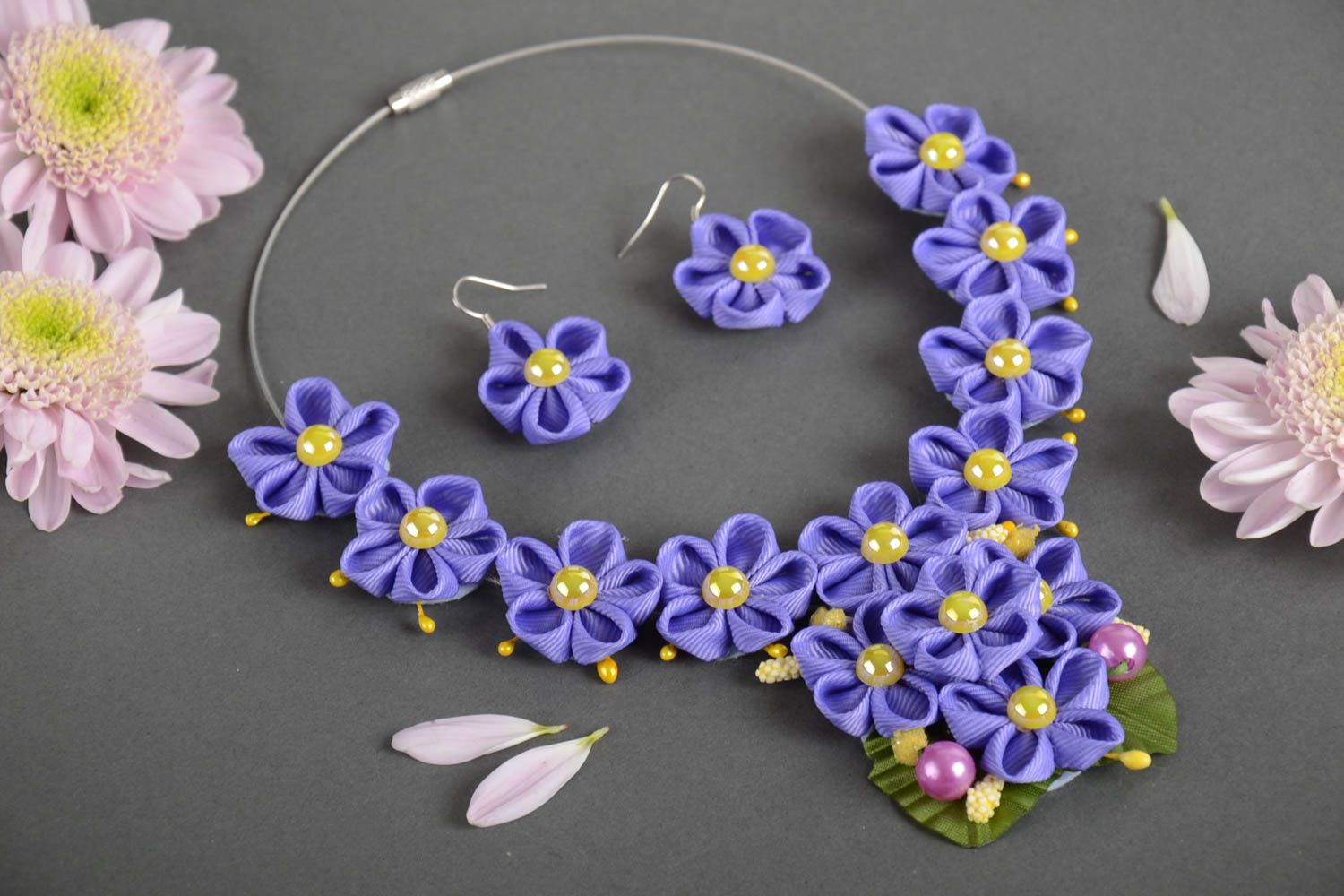 Set di gioielli in tecnica di kanzashi orecchini fiori collana fiori violetti foto 1