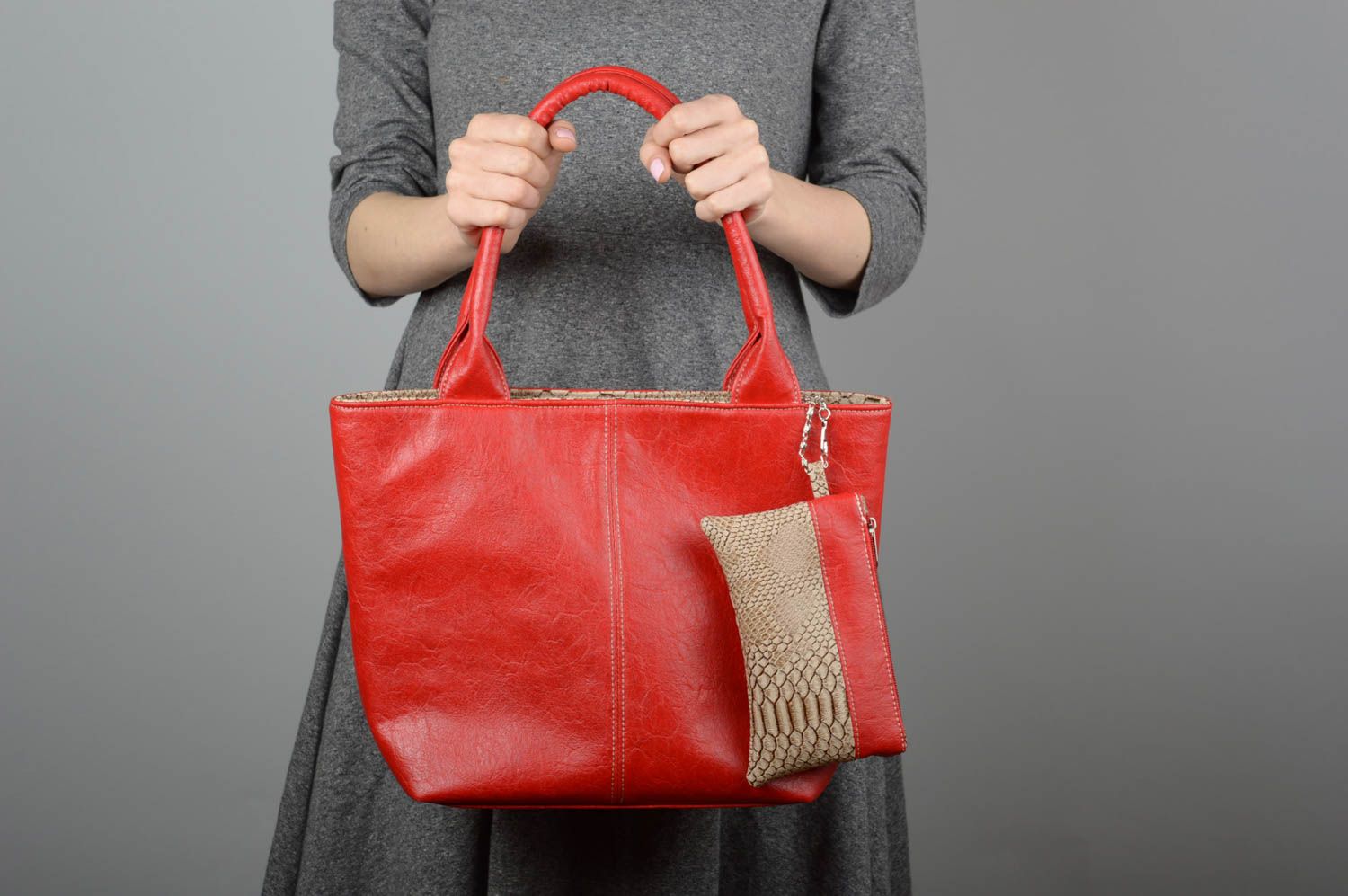Сумка ручной работы сумка с кошельком сумка из кожзама красная в деловом стиле фото 1