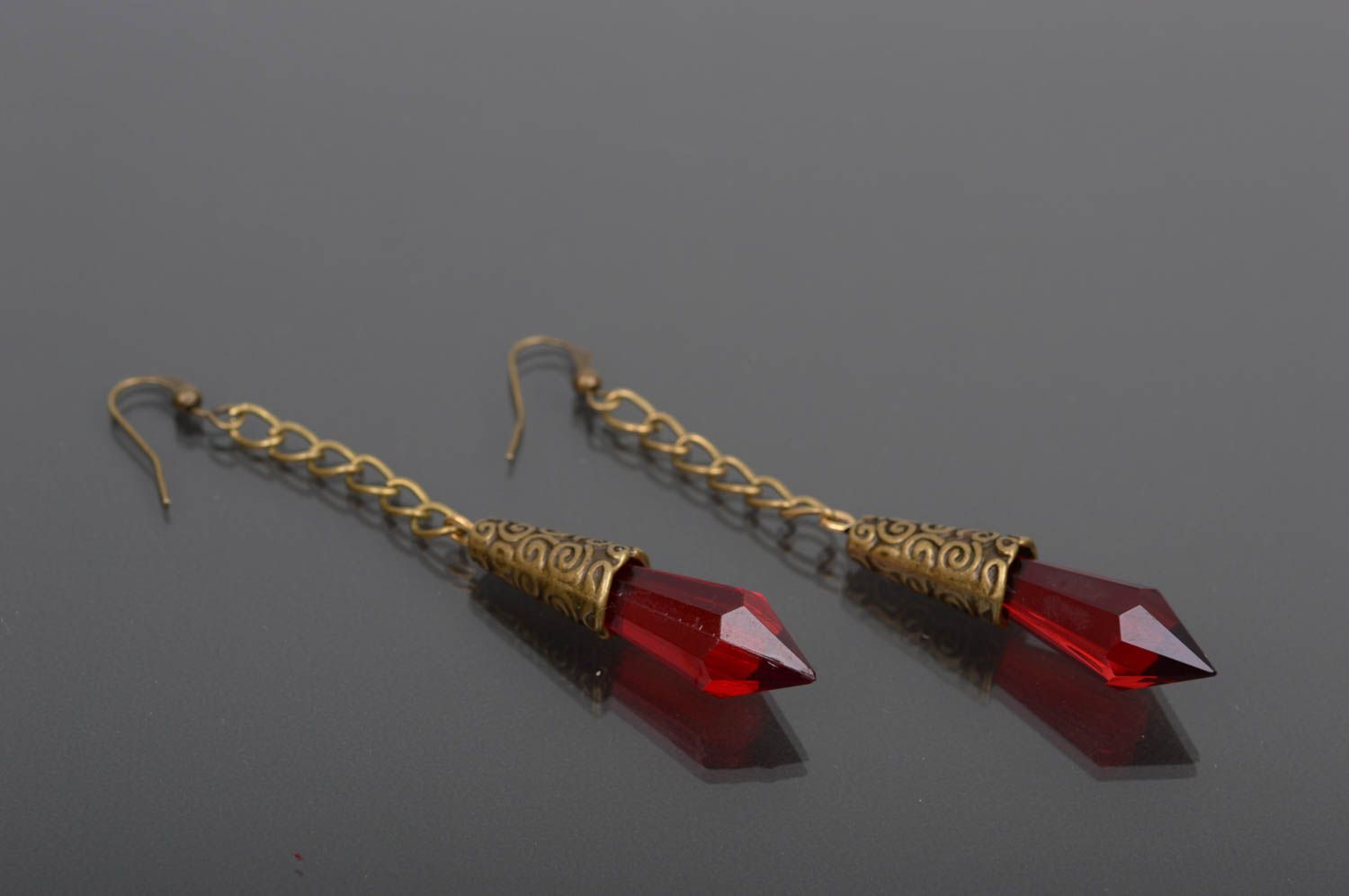 Handmade lange Ohrringe Damen Schmuck Accessoires für Frauen mit Perlen in Rot foto 1