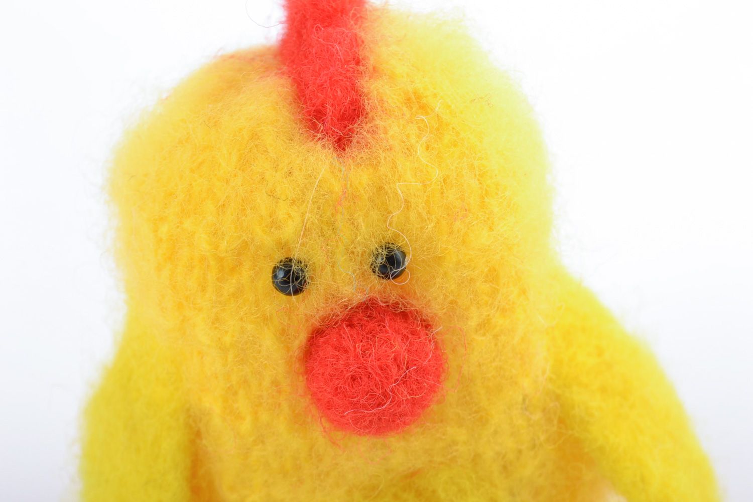 Handgemachtes Spielzeug aus Wolle Küken mit gelbem Kamm in Trockenfilzen Technik foto 4