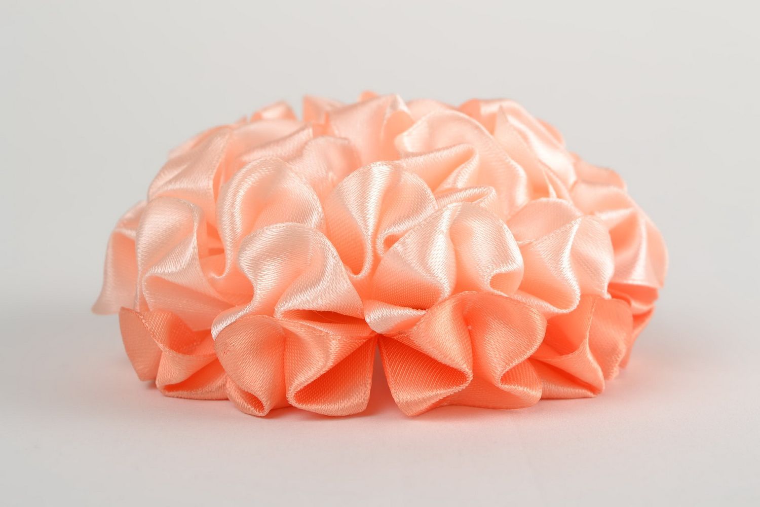 Персиковая резинка для волос с цветами в технике канзаши ручной работы для девочки фото 4