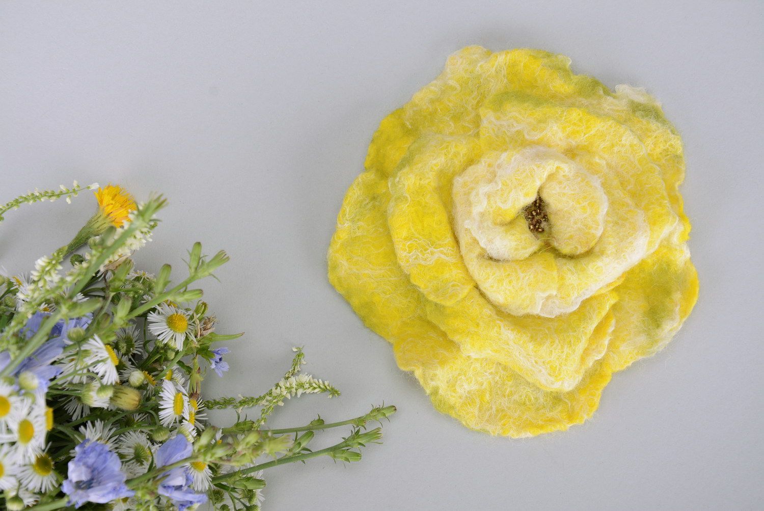 Broche en laine fleur jaune faite main photo 1
