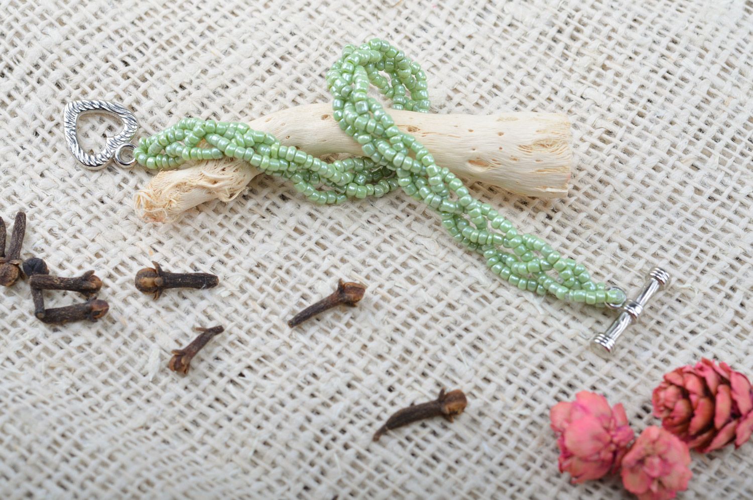 Bracelet en perles de rocaille fait main tressé sur fil vert avec fermoir toggle photo 1