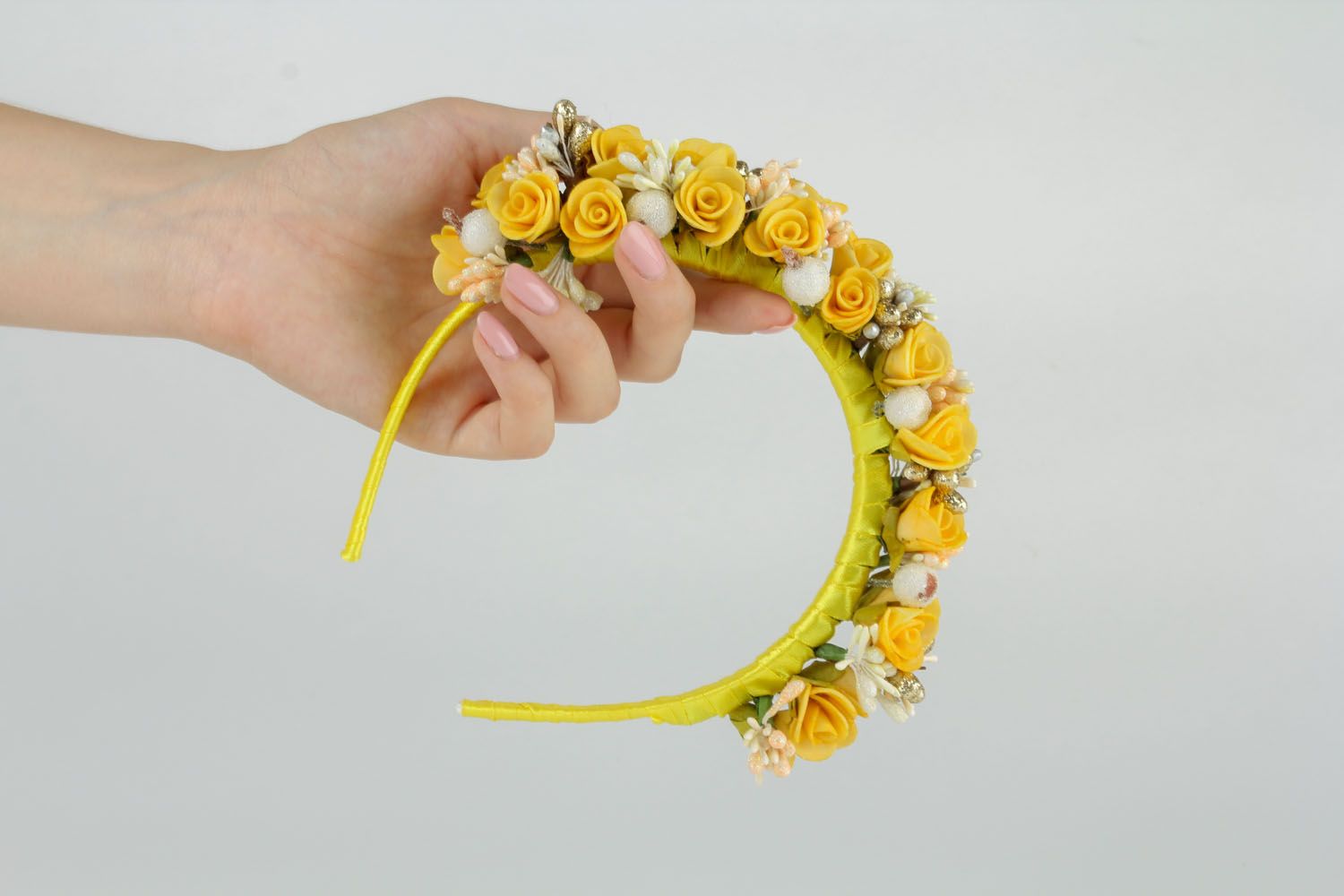 Grinalda artesanal para cabelo com flores amarelas  foto 5