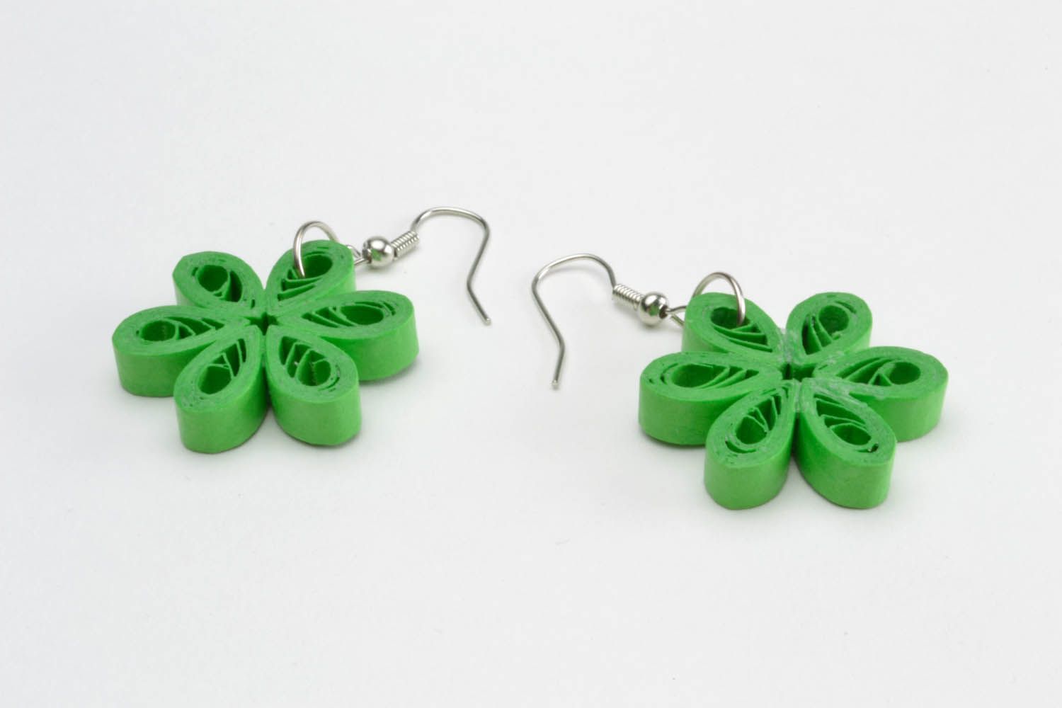 Paper earrings made using quilling technqiue photo 5