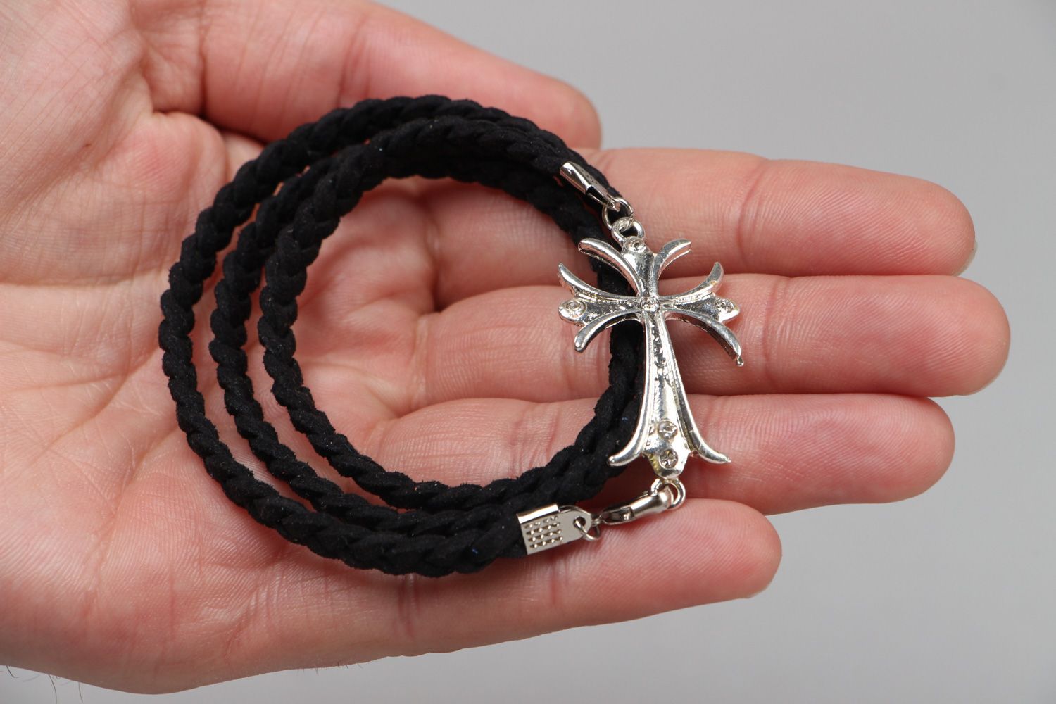 Handgemachtes Armband aus Wildleder schwarz mit metallischem Kreuz geflochten  foto 3