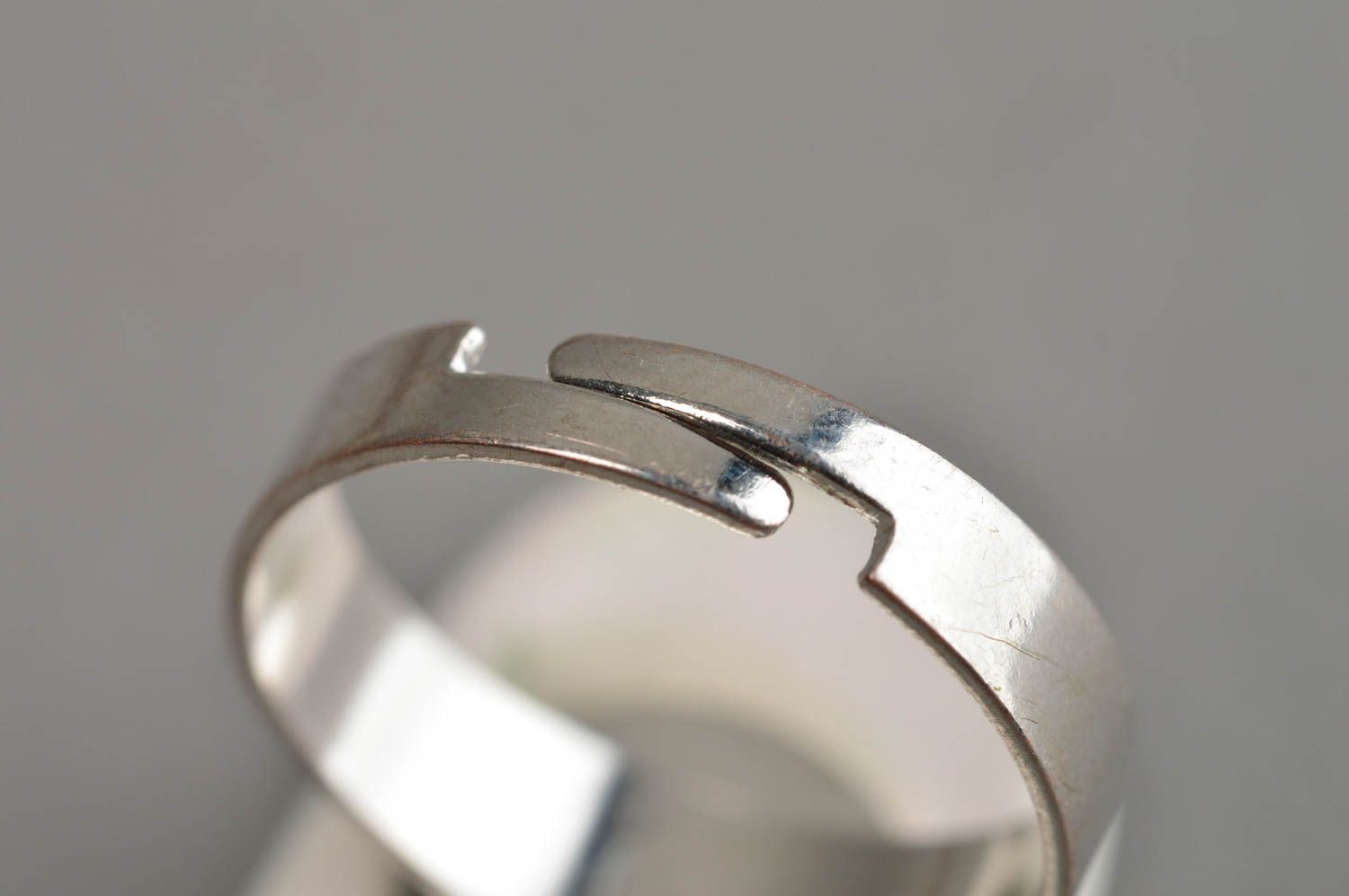 Origineller grüner schöner handgemachter Ring aus Ton für Frauen mit Glasur foto 4