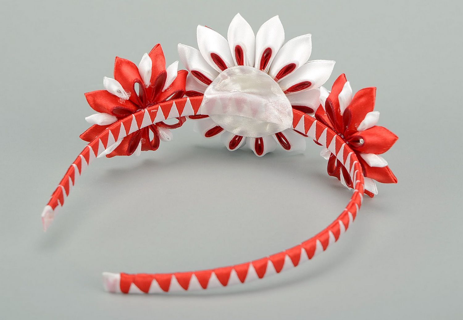 Diadema, corona Roja-blanco para la cabeza con flores de raso  foto 3