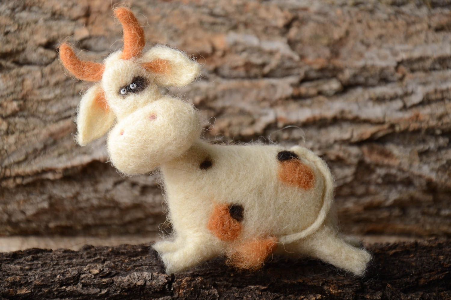 Валяная игрушка из шерсти Корова хэнд мейд для декора фото 1