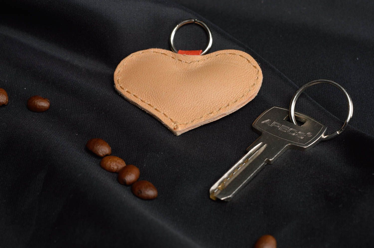 Porte-clés en vrai cuir fait main coeur beige original accessoire élégant photo 1